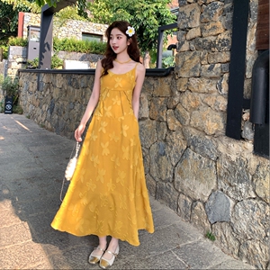 法式独特漂亮甜美显瘦长裙女夏2025新款姜黄色蝴蝶印花吊带连衣裙图片