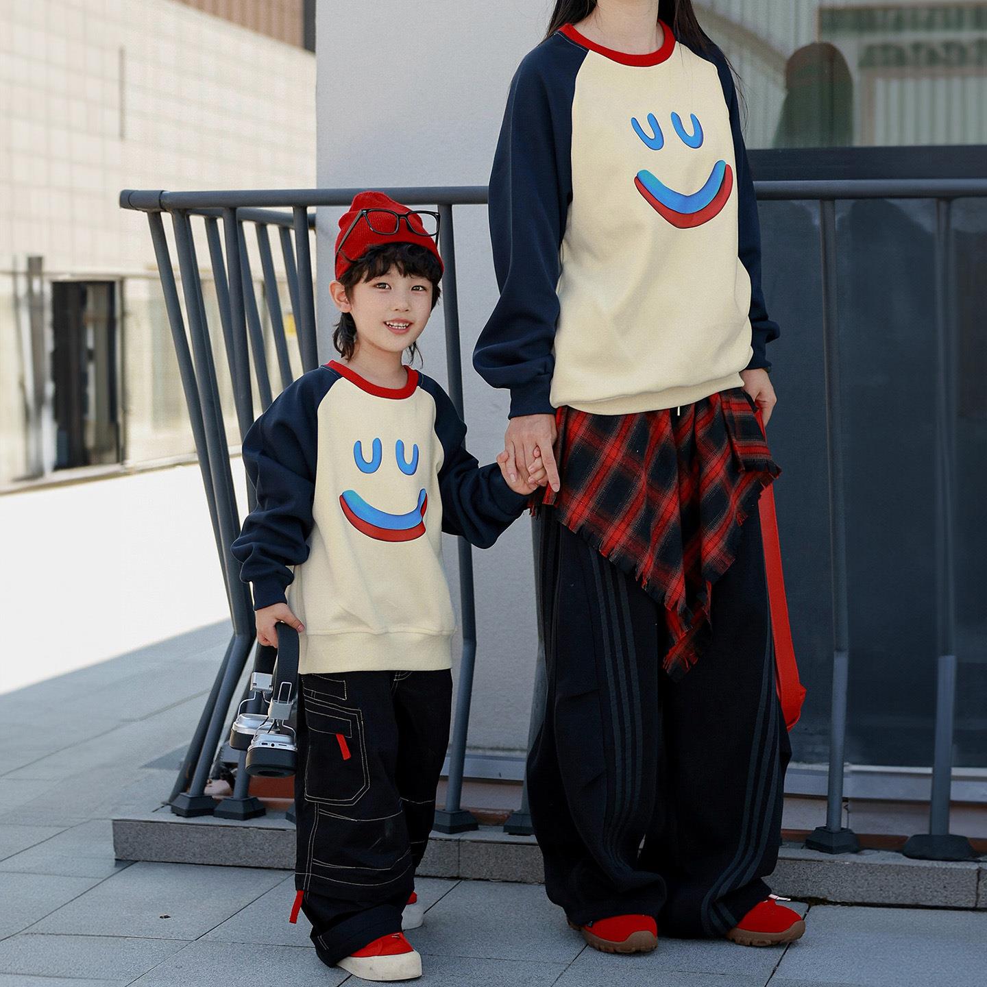 美嗒嗒亲子装卫衣卡通笑脸母子母女时尚洋气套头衫秋冬新款2025