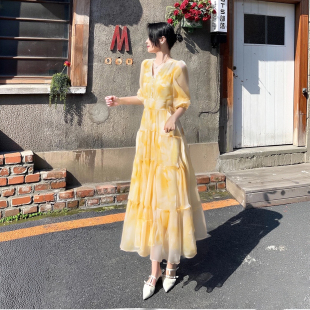 D1544A 高端气质V领黄色印花度假连衣裙女装 有里布2025新款 夏季