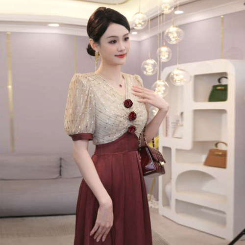 有里布2026夏季新款女法式轻奢设计感精致V领收腰显瘦连衣裙D6665