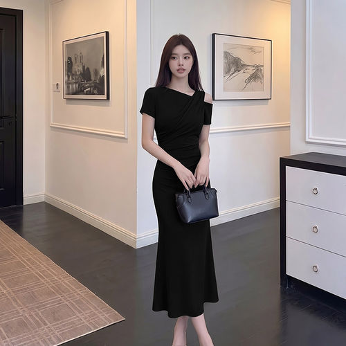 2026夏季新款斜领时尚气质高腰设计感褶皱修身收腰连衣裙女D6710