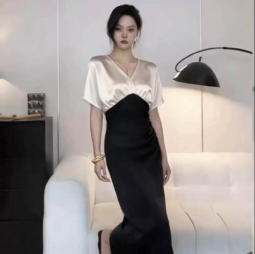 2026夏季新款女法式轻熟风掐腰设计感v领高端气质褶连衣裙 D5990