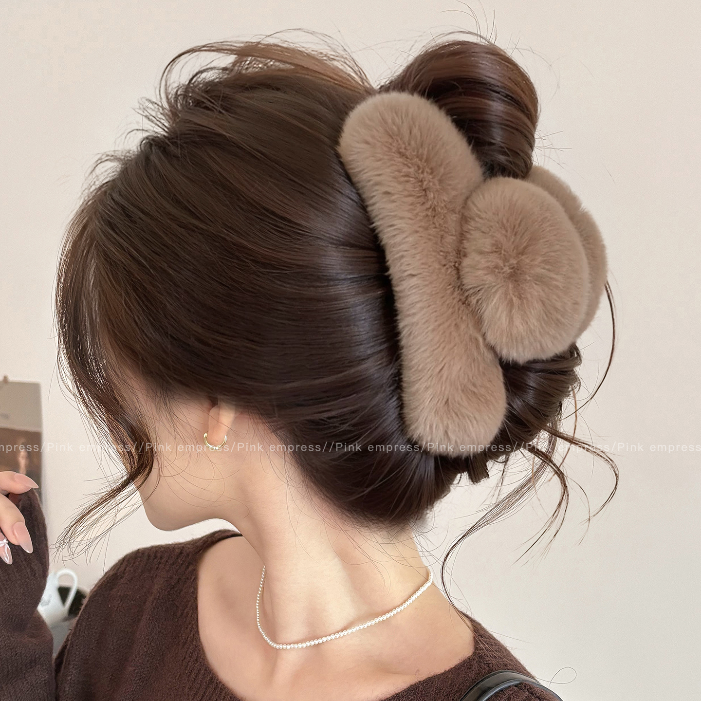 秋冬毛绒抓夹女高级感后脑勺盘发鲨鱼夹子中号发夹发量少发卡头饰