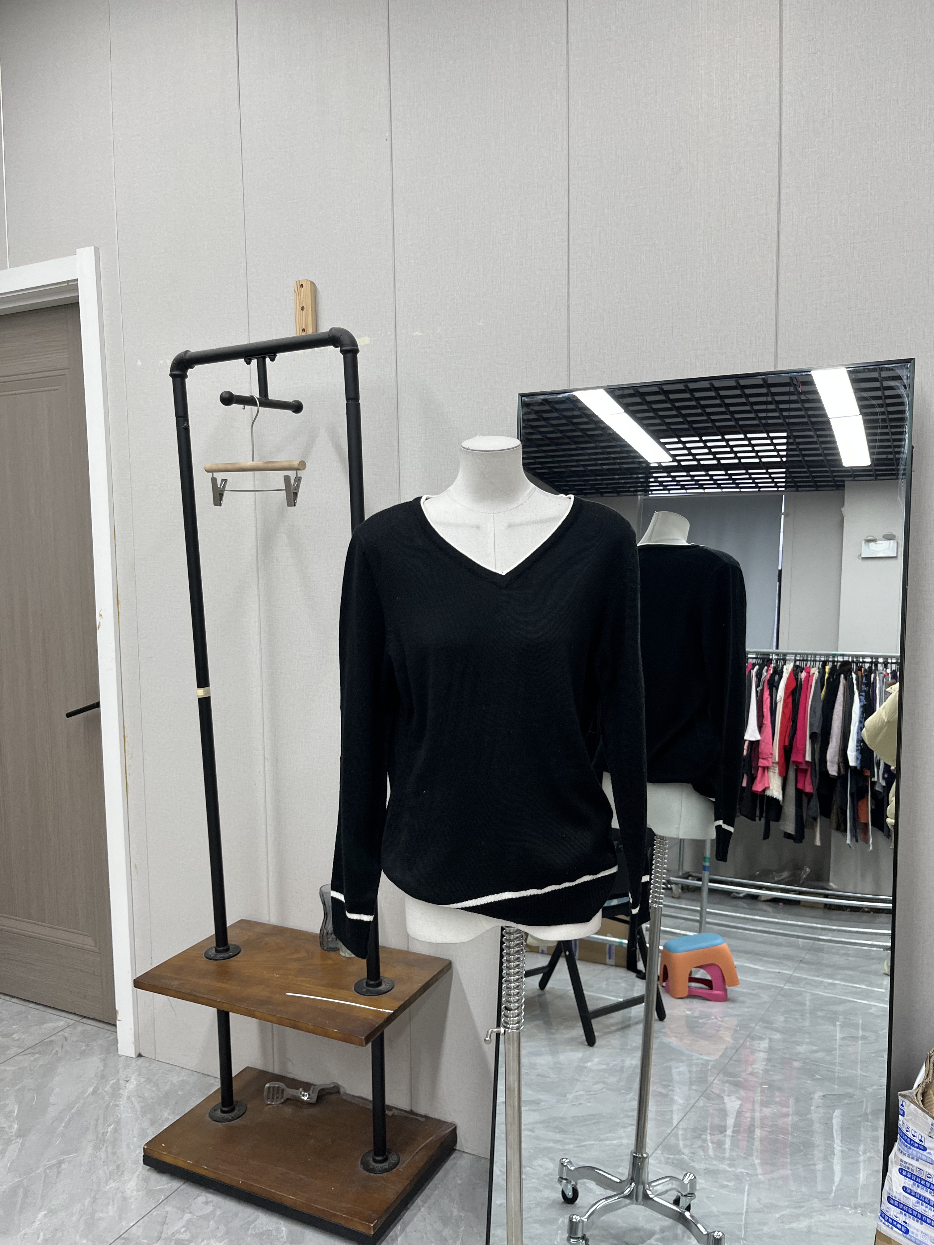 高品质复古V领修身显瘦黑色针织衫女秋季新款淑女打底