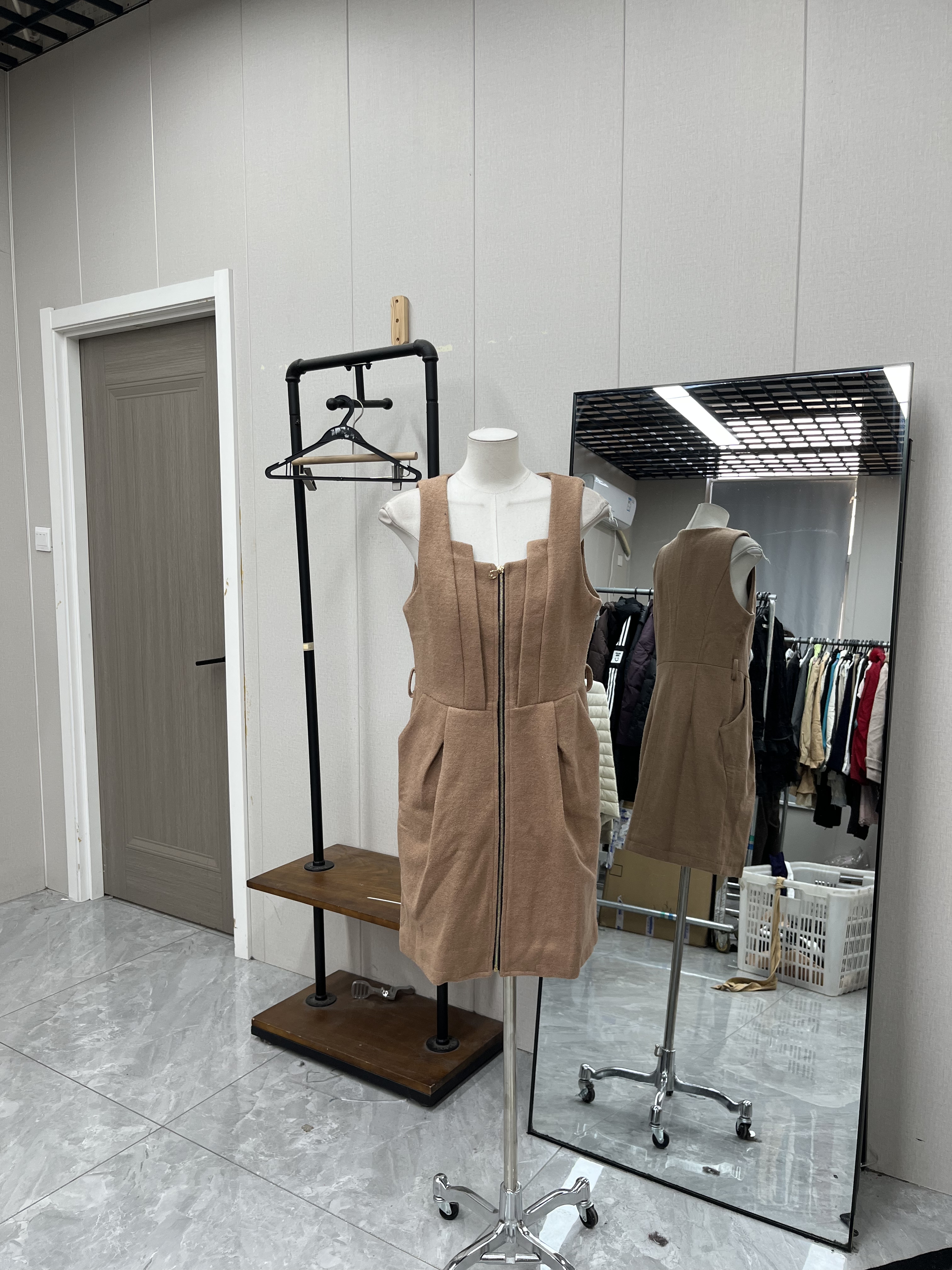 卡其色呢料马甲拉链设计秋冬款连衣裙甜美减龄气质