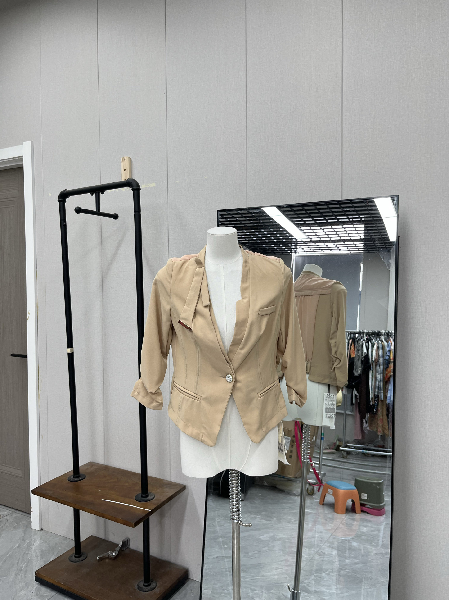 高品质雪纺拼接短款小西服外套时尚卡其色显瘦通勤款