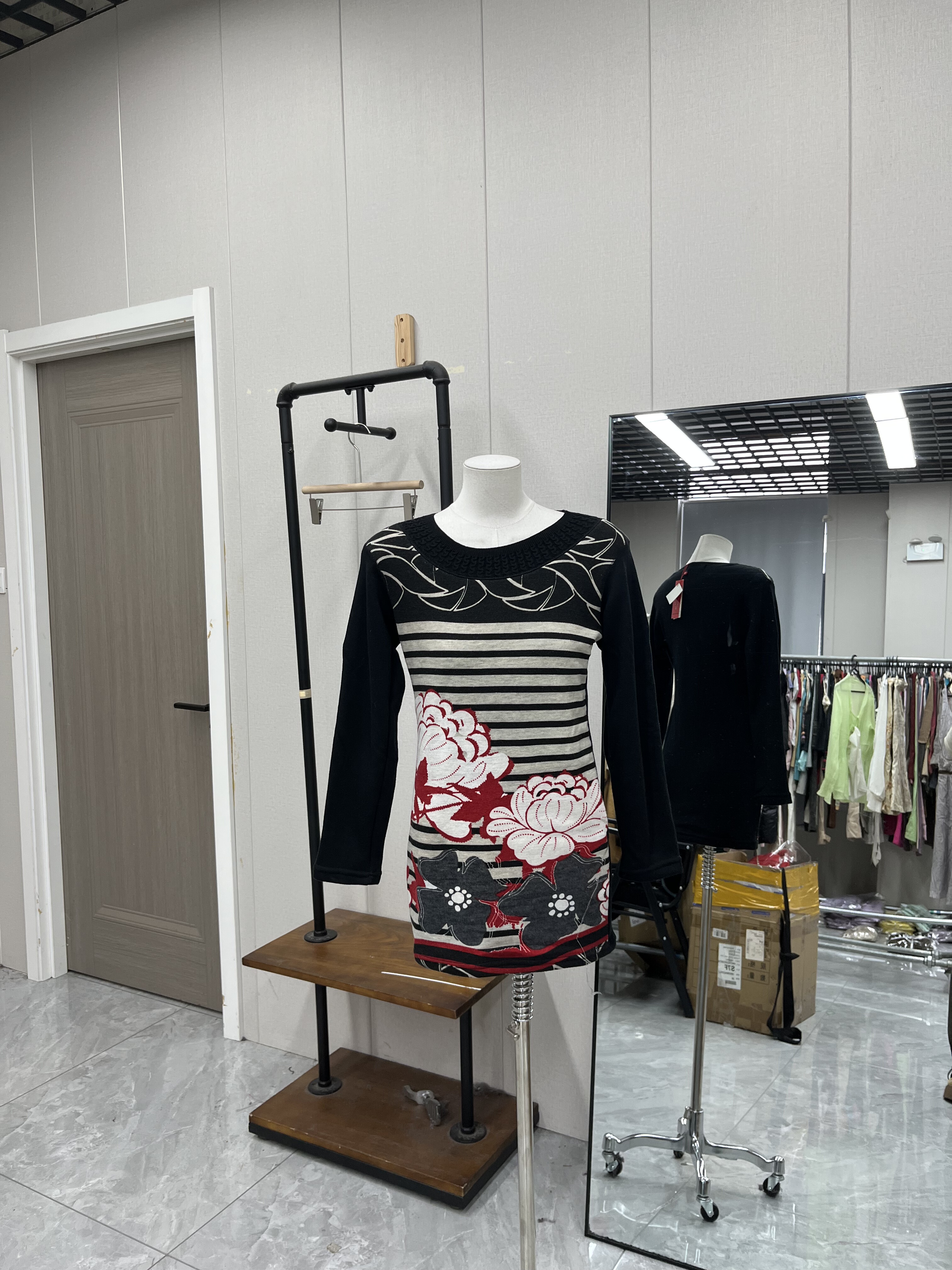 加绒女款修身针织衫复古印花微弹力亲肤舒适保暖款