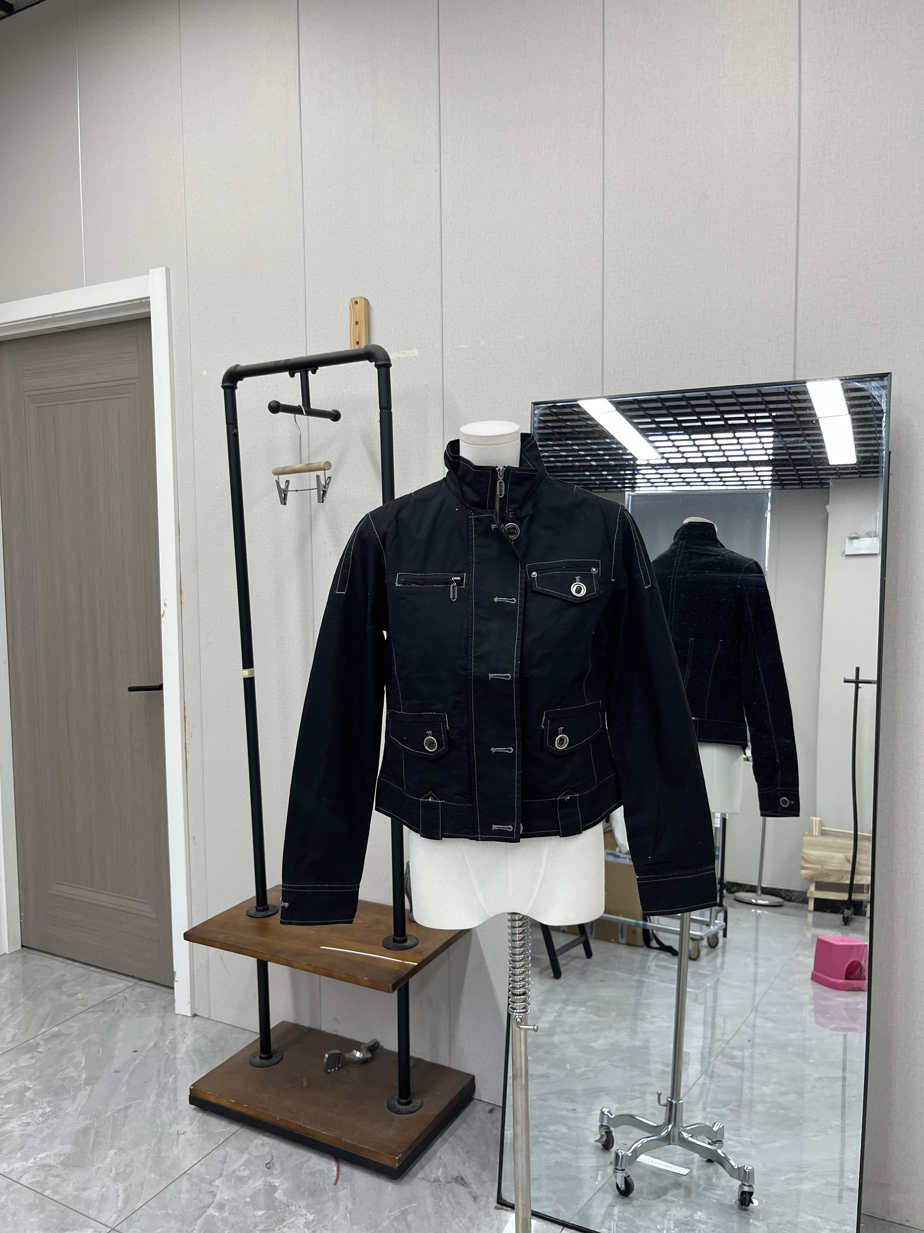 潮酷女款小短款设计黑色外套春秋工装拉链设计款图片