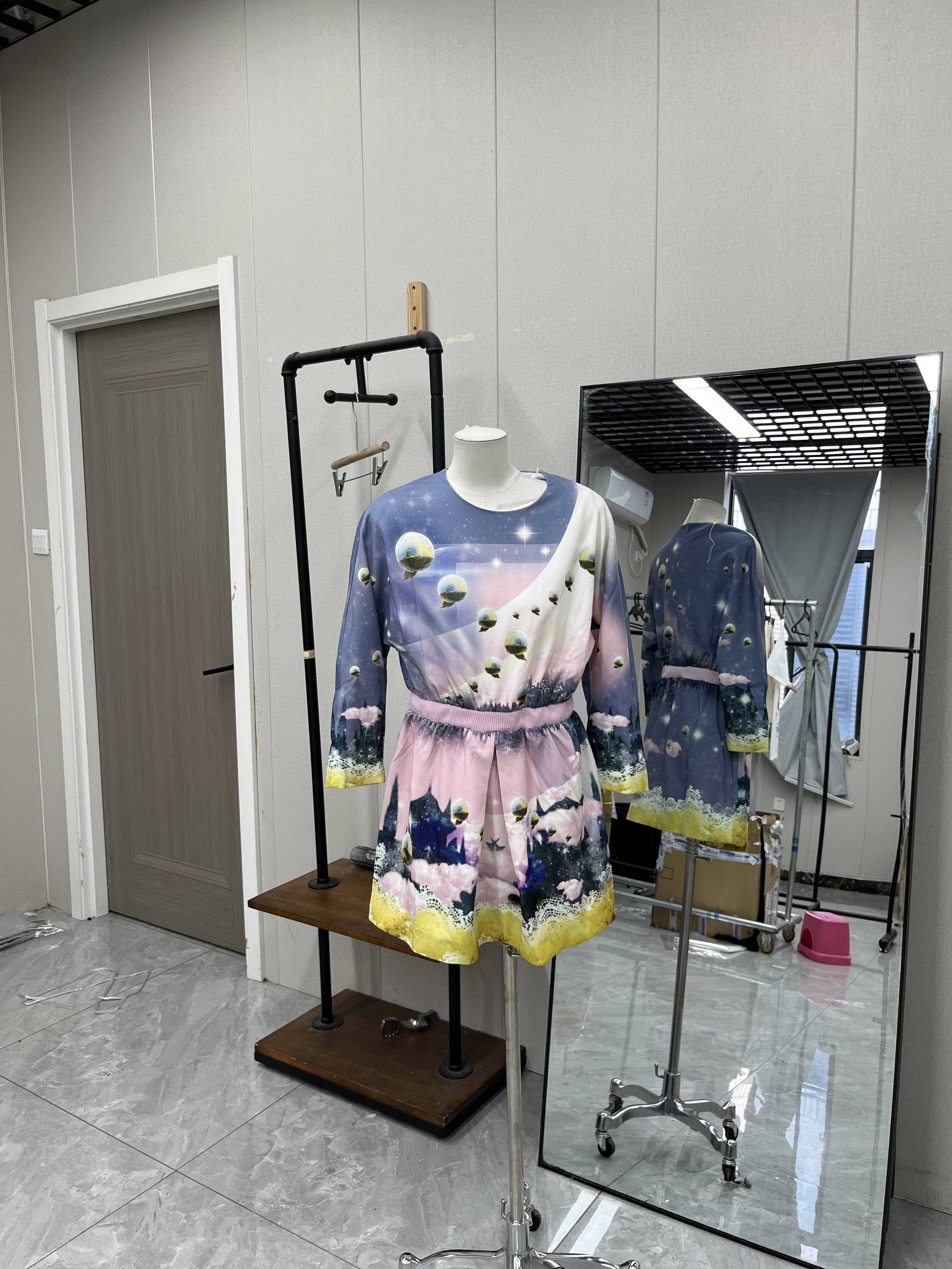 甜美清新圆领蝙蝠袖春秋款松紧腰连衣裙童趣长袖