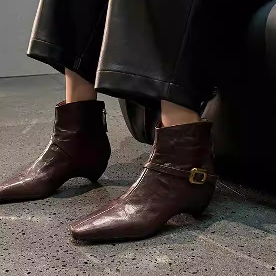 欧美个性真皮洋气短靴女单靴时尚潮流中跟粗跟皮带扣小方头40码