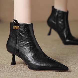 韩版新款靴子女2025早秋尖头羊皮短靴女单靴金属字母细跟中跟气质