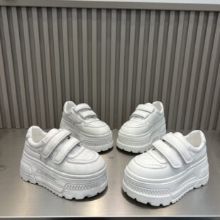 欧货魔术贴厚底松糕小白鞋女2026新款小个子增高7cm做旧休闲板鞋