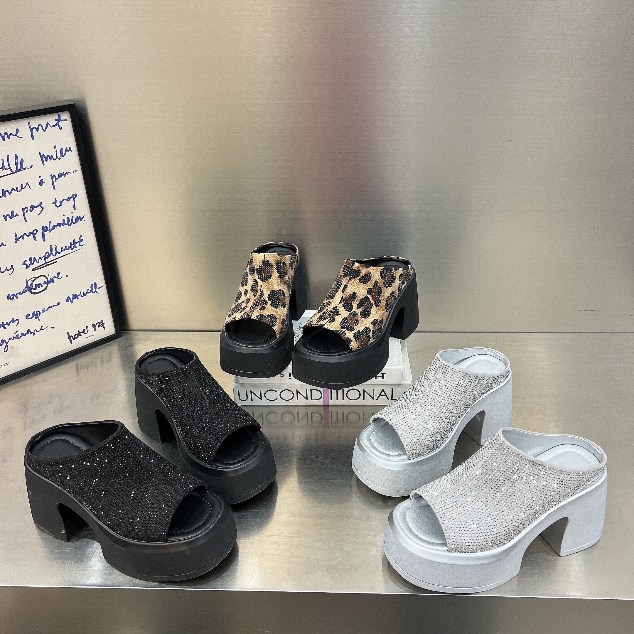 水钻豹纹露趾一字拖鞋女2026新款9cm超高跟凉鞋厚底高跟鞋宴会鞋