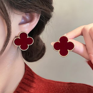 高奢秋冬红色小花耳钉女ins个性幸运草小巧通勤耳环高级感耳饰品