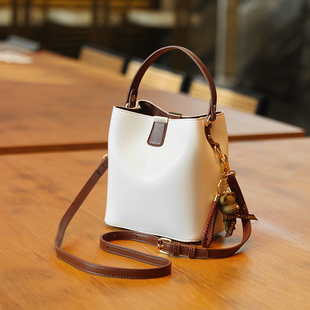 【MUEKA/茉妮卡】品牌百搭斜挎包2026新款时尚通勤小众磁扣水桶包