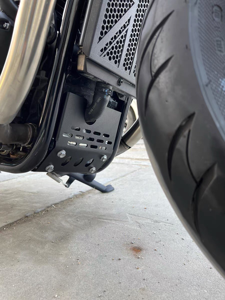 适用凯旋Bobber改装加厚发动机底护板下护保护底盘护甲改装水箱网