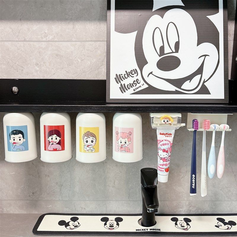 镜柜底磁吸不锈钢漱口杯倒挂牙刷置物架壁挂N一家三口四口刷牙杯