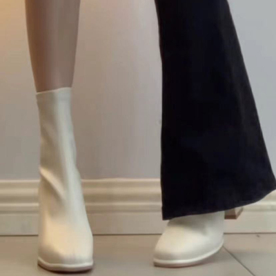 秋冬米白色马丁靴方头粗跟后拉链瘦瘦靴2024年新款时装高跟短靴女