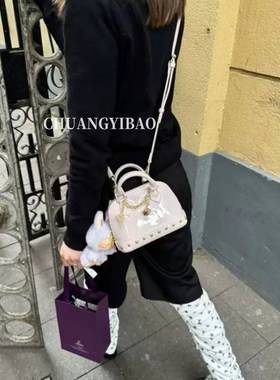 小众设计粉漆皮铆钉贝壳斜挎包