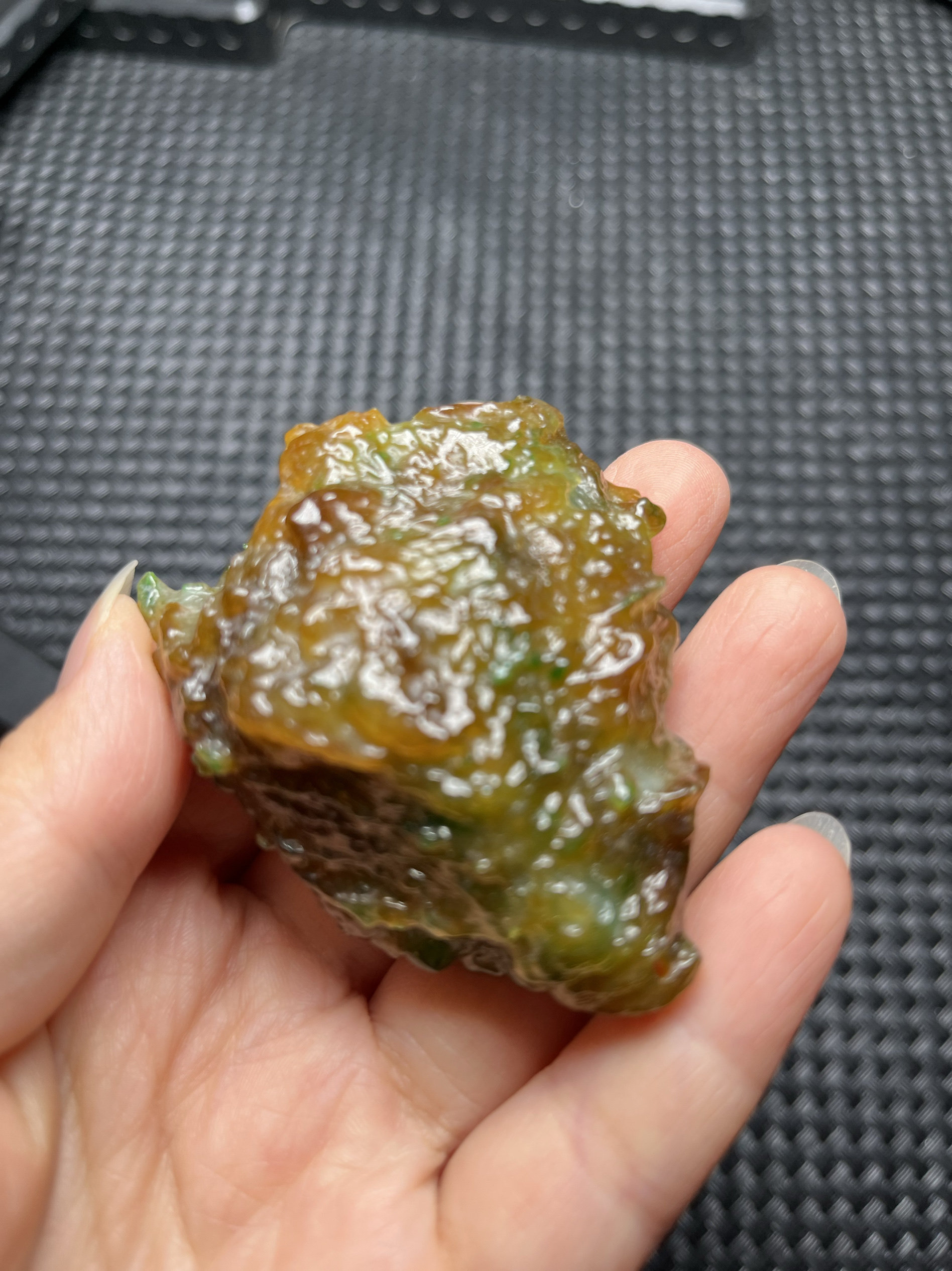 缅甸翡翠原石：云南瑞丽雅翠轩珠宝实信翡翠大马砍黄加绿特色明料