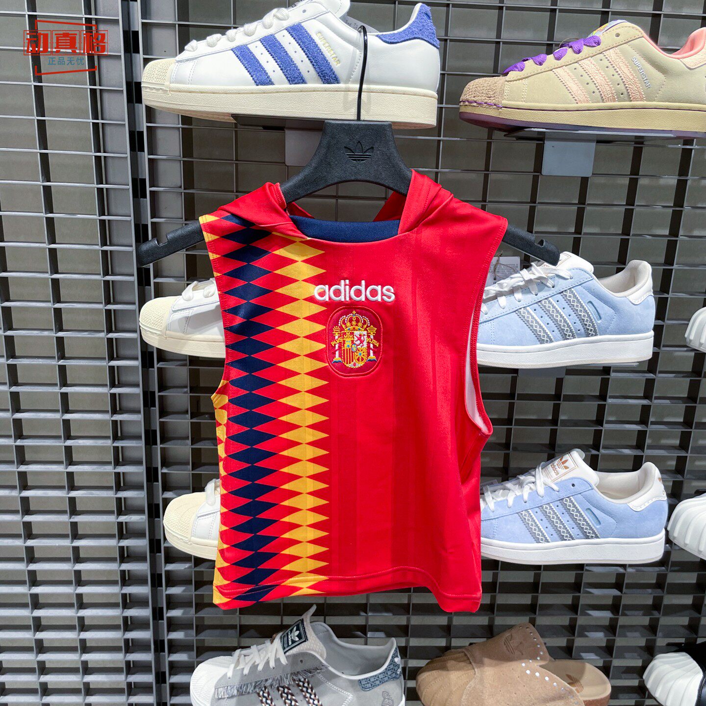 adidas啊迪达斯26年春夏女子西班牙队运动文化连帽无袖背心KE2290