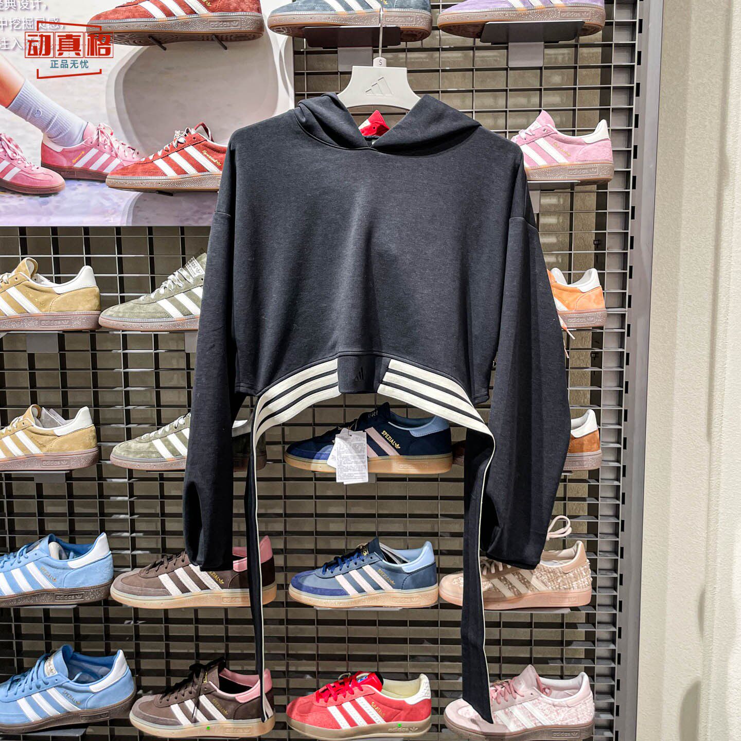 阿迪达斯2026春女短款连帽简约休闲时尚卫衣套头衫 KX4642-KX4643