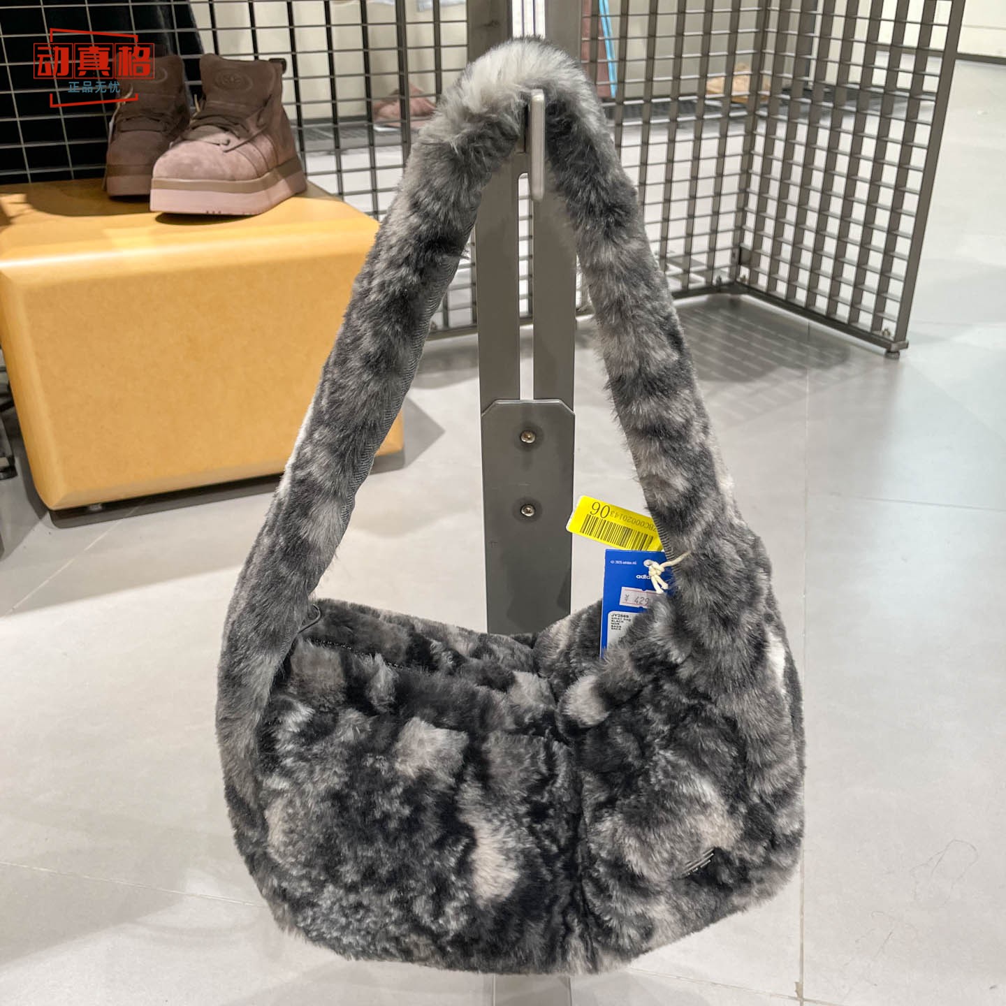 阿迪达斯2025三叶草蛇纹印花挎包