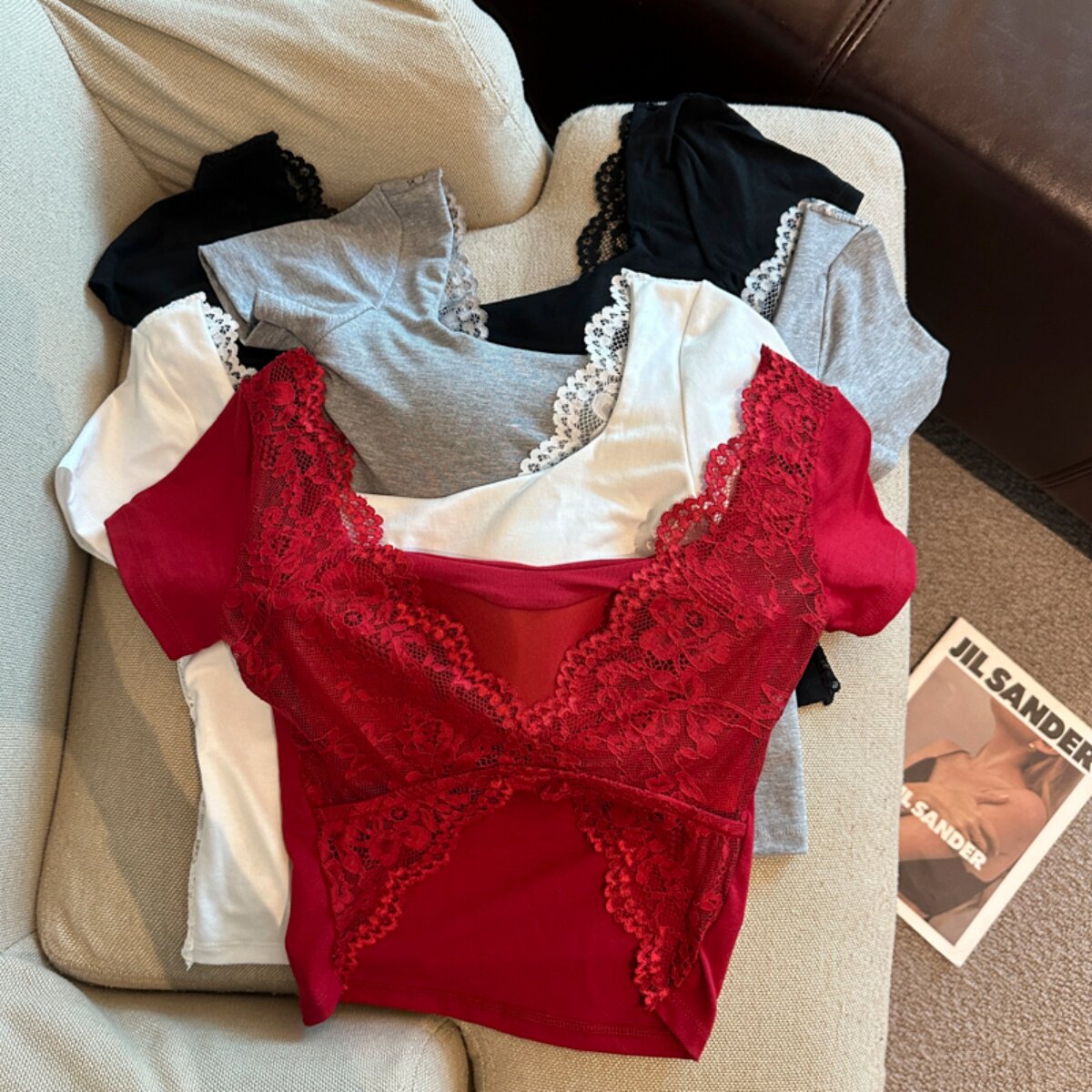 Jade Closet直营店推荐~美拉德纯欲风蕾丝后背镂空有胸垫短袖小衫