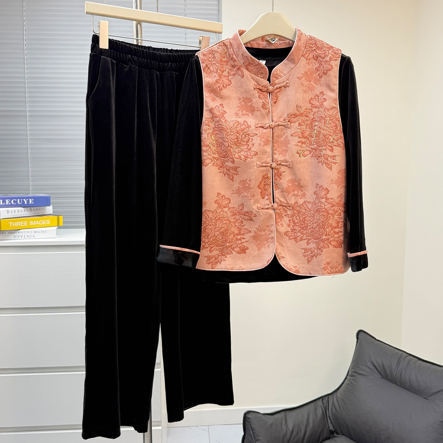 妈妈装秋套装洋气宽松2025新款马甲打底衫裤子中老年人奶奶三件套