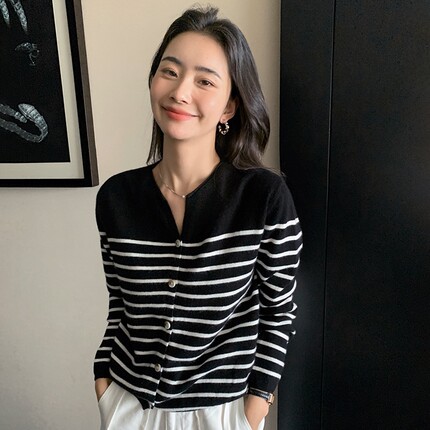 美呆呆了~上新中秋冬新款山羊绒衫开衫女士圆领外套条纹减龄百搭