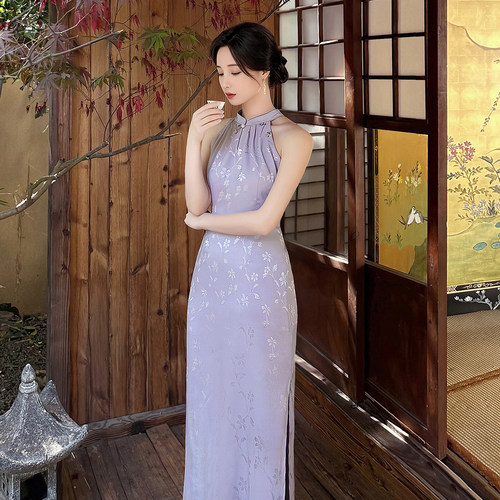 何衣见友《烟雨》新中式紫色缎面少女改良旗袍挂脖开衩修身连衣裙