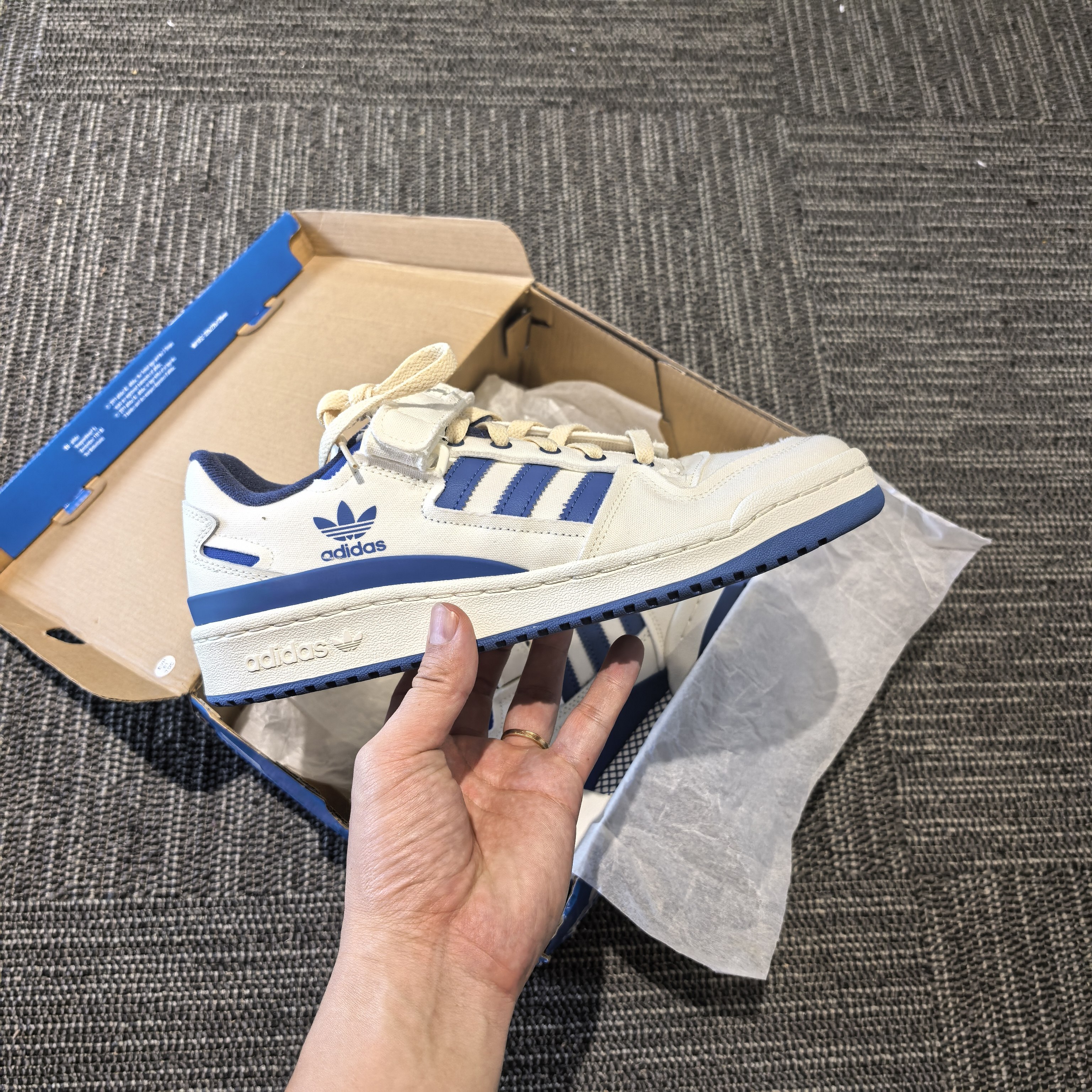 adidas Originals Forum 板鞋 轻便复古防滑时尚魔术贴滑板鞋图片