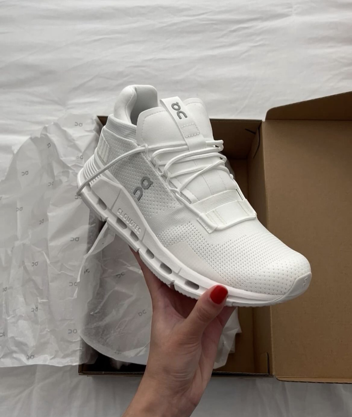 On昂跑 Cloudnova减震透气防滑 低帮 跑步鞋 女款 白蓝夏季休闲鞋