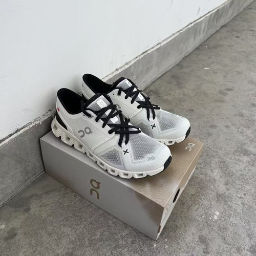 On昂跑cloud X3白黑春夏季轻量化极简舒适减震透气低帮跑步鞋女款