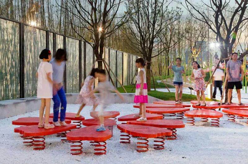 新品单人弹簧跷跷板幼儿园摇摇乐翘翘板儿童室外公园木质跳跳板