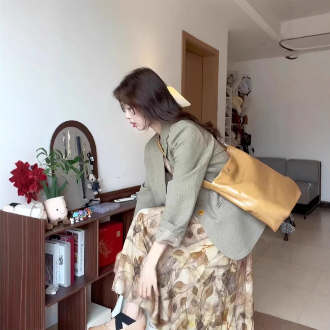 2026春季新款气质复古咖色西装外套搭配碎花吊带连衣裙女两件套装