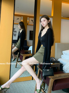 4.25/20点【野心美女】扭结背心纯欲风性感V领褶皱金属装饰短上衣