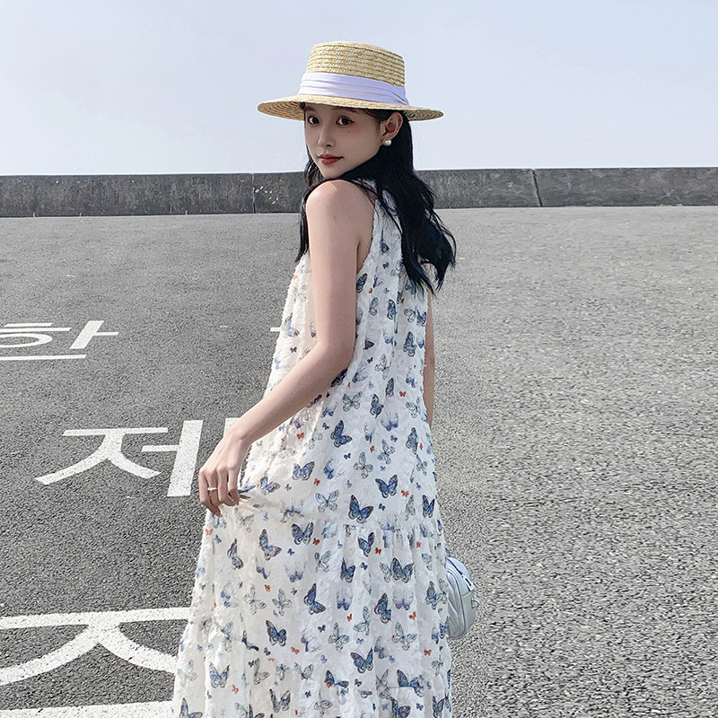 露肩休闲印花挂脖连衣裙女2025夏季新款时尚宽松温柔风沙滩吊带裙图片