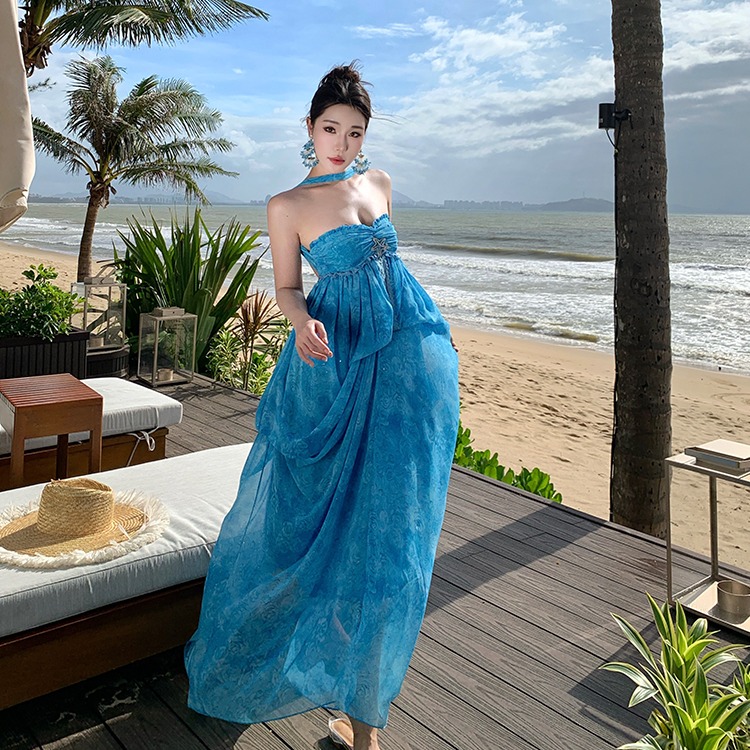 海岛度假出片显白不规则露背长裙