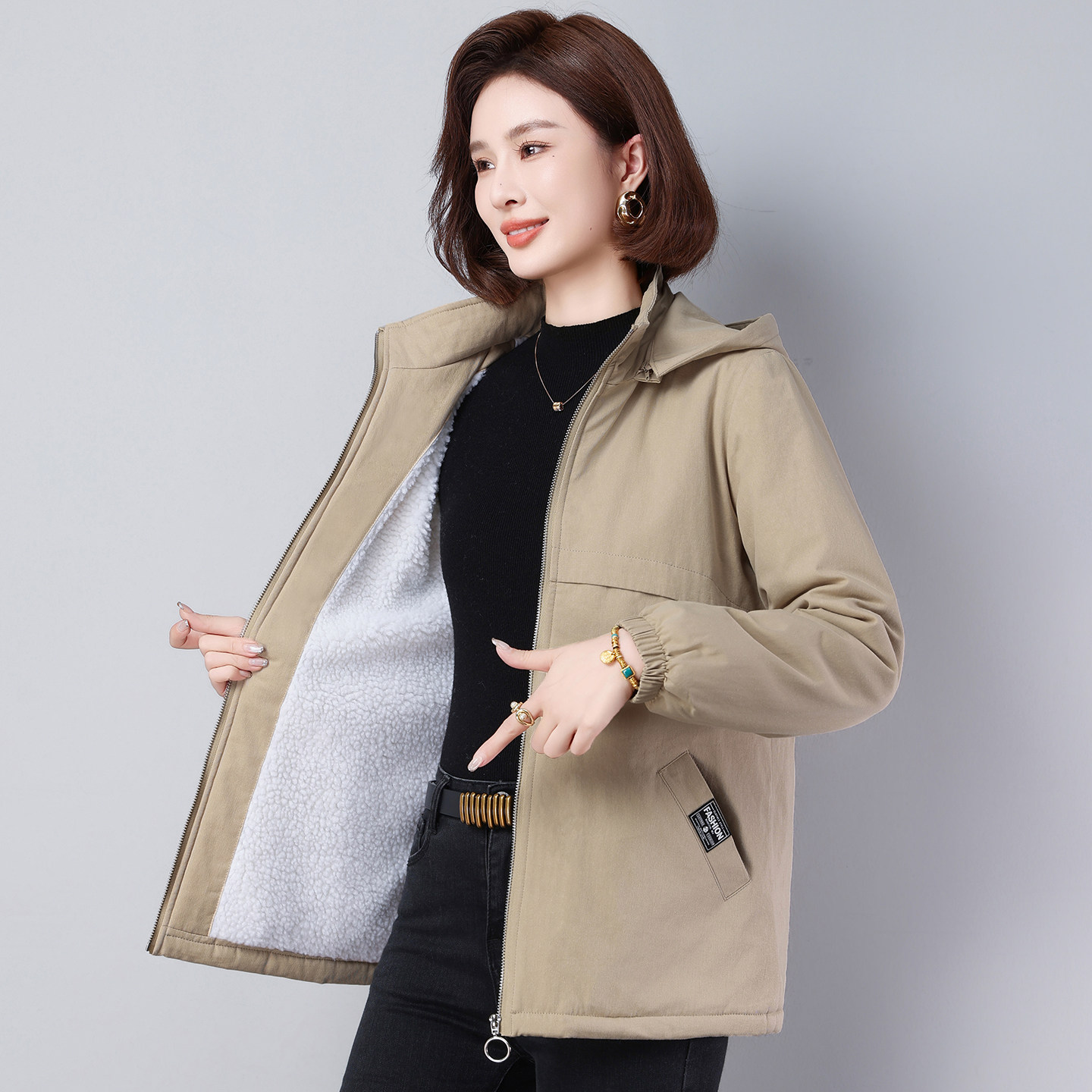 妈妈冬装加绒外套2025新款中老年女秋冬休闲保暖连帽棉服加厚夹克