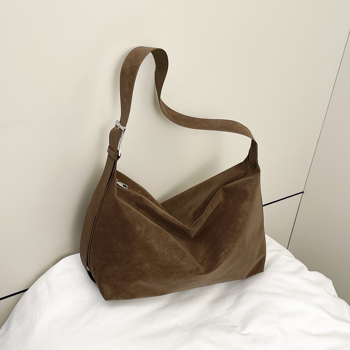 韩版休闲大容量腋下包包女式背包2026新款简约麂皮绒单肩枕头包包,箱包皮具/热销女包/男包,单肩包,淘宝优惠券,粉丝福利购,淘宝优惠卷