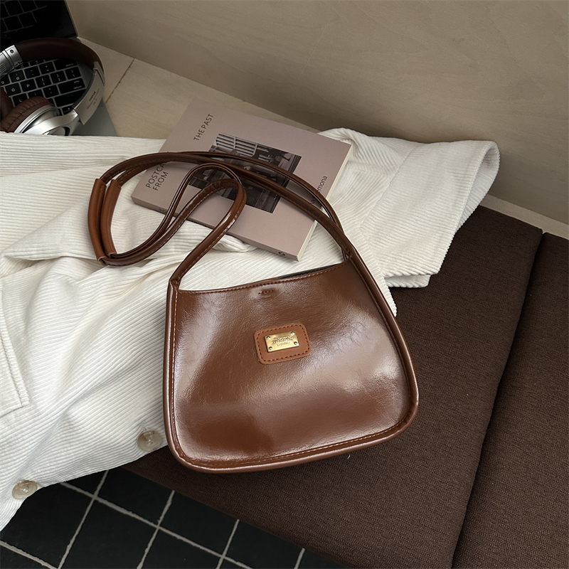 流行复古洋气斜挎包百搭水桶包