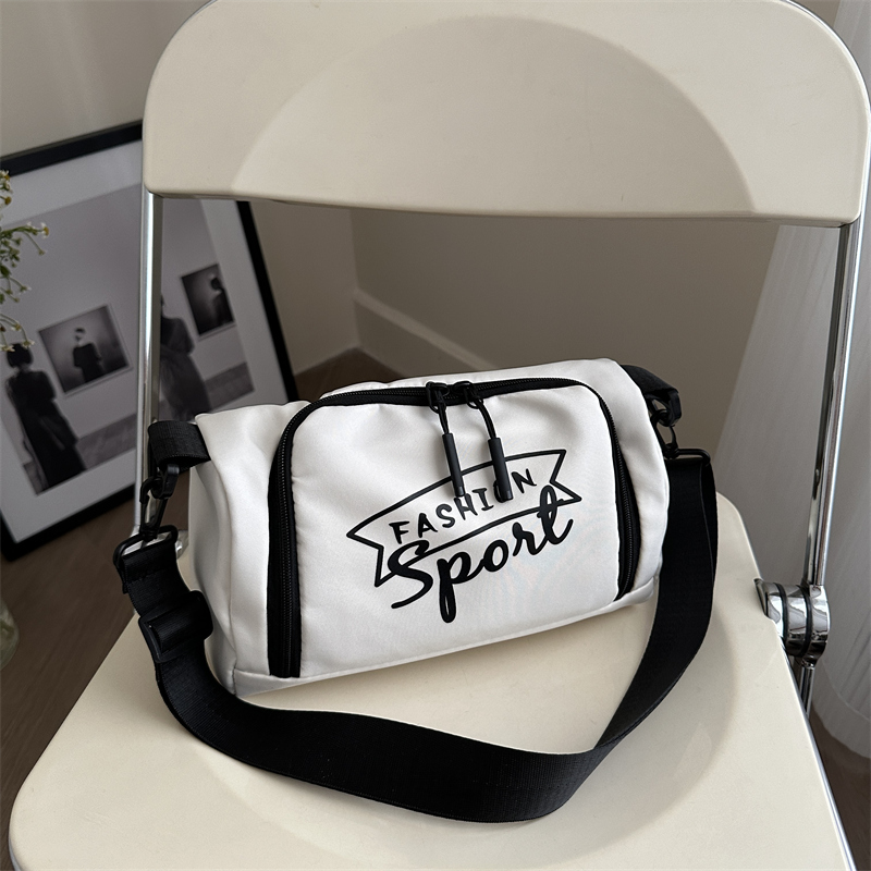 单肩斜挎包大容量运动风帆布包