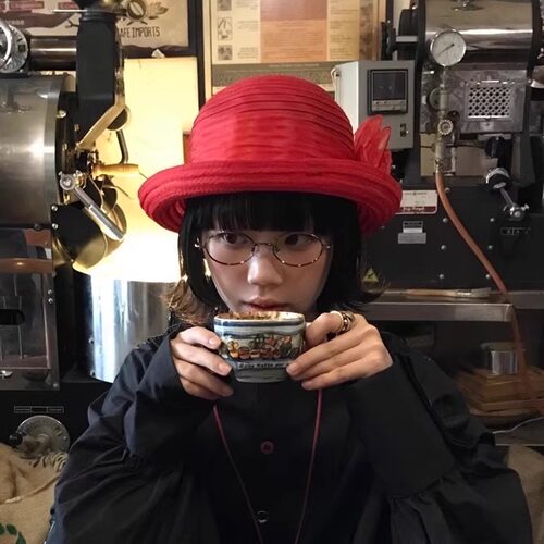 显白出片的红色小礼帽夏季薄款潮