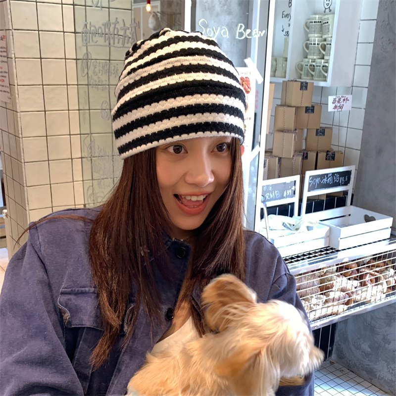 小韩松弛感不过时黑白条纹冷帽女
