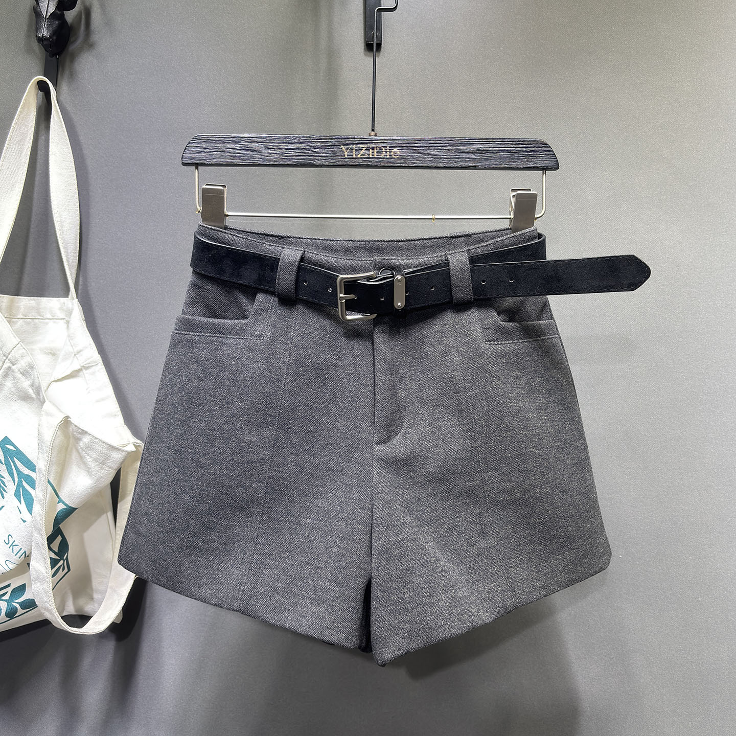 新款韩系时尚高级感冬季通勤百搭休闲呢子短裤修身外显瘦阔腿裤女