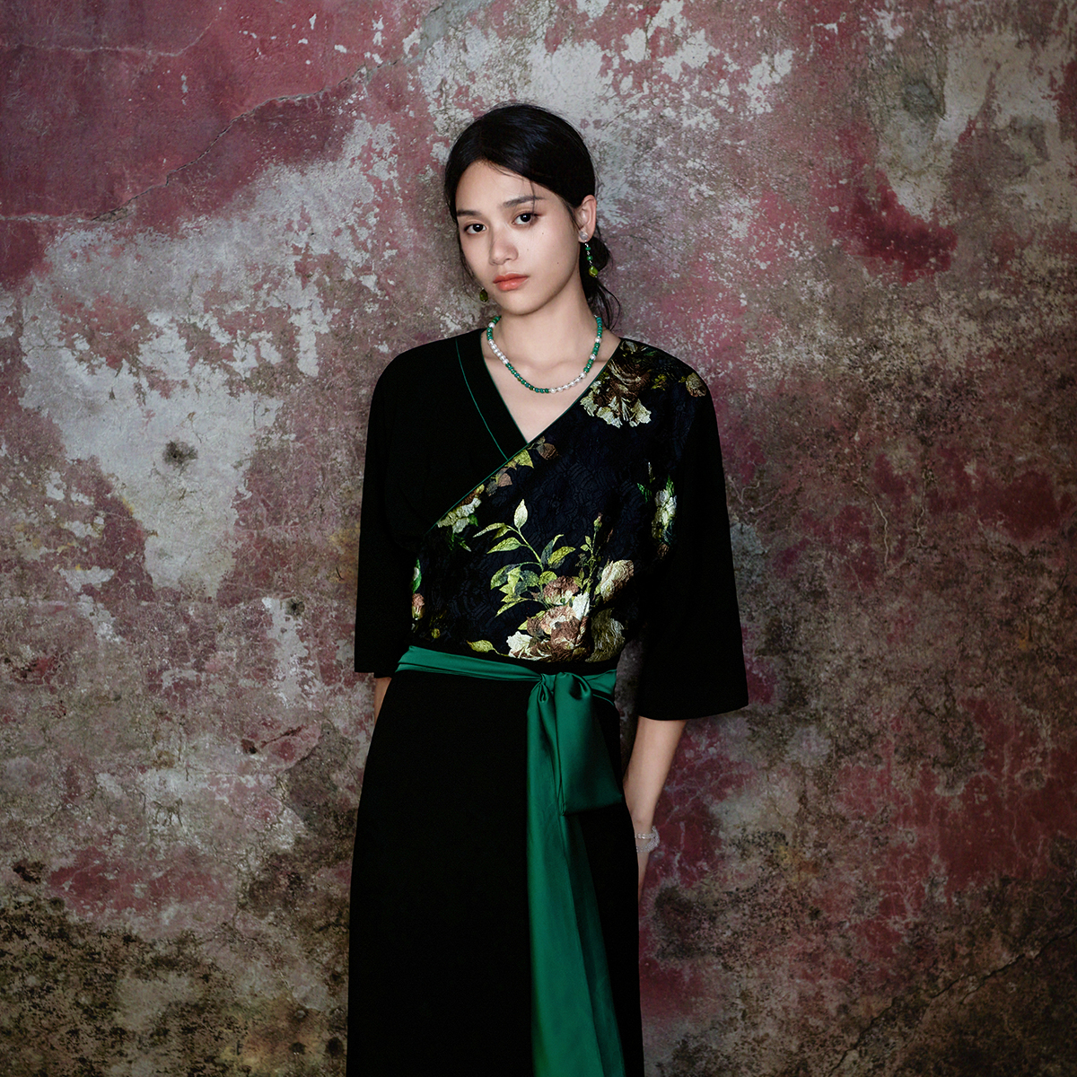 古典油画 宫廷复古蕾丝西藏服女 松弛感贵气中式老钱黑礼服连衣裙