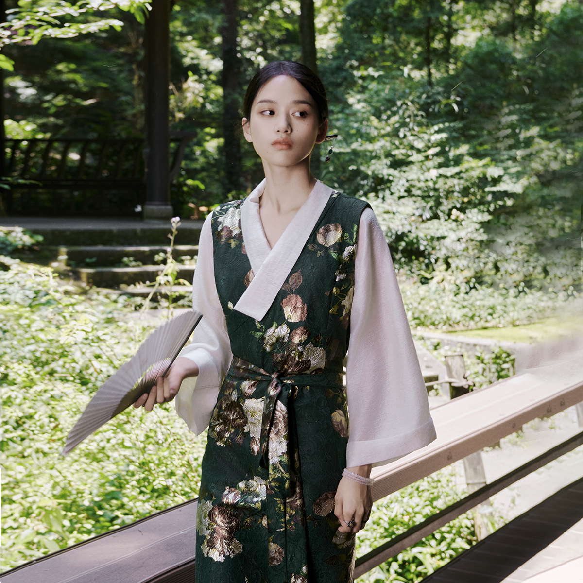 烟波画船精美大雅的古典藏族女孩