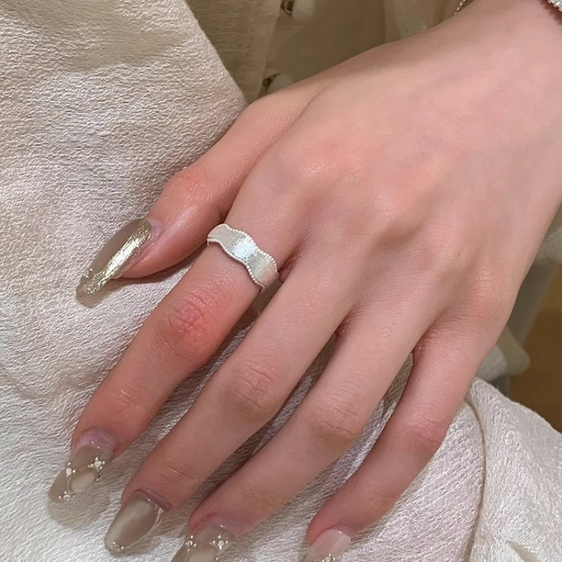 今饰有约拉丝珠边戒指女