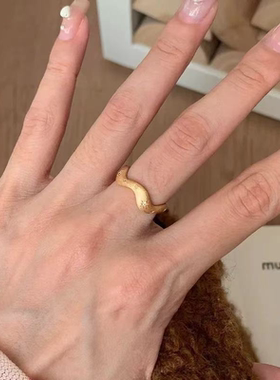 今饰有约芒星微镶锆石金指环